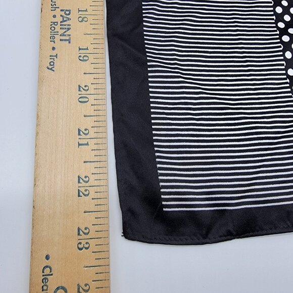 Remington Square Black White Scarf Polyester 23 In Note‎ FLAWS - Picture 6 of 6